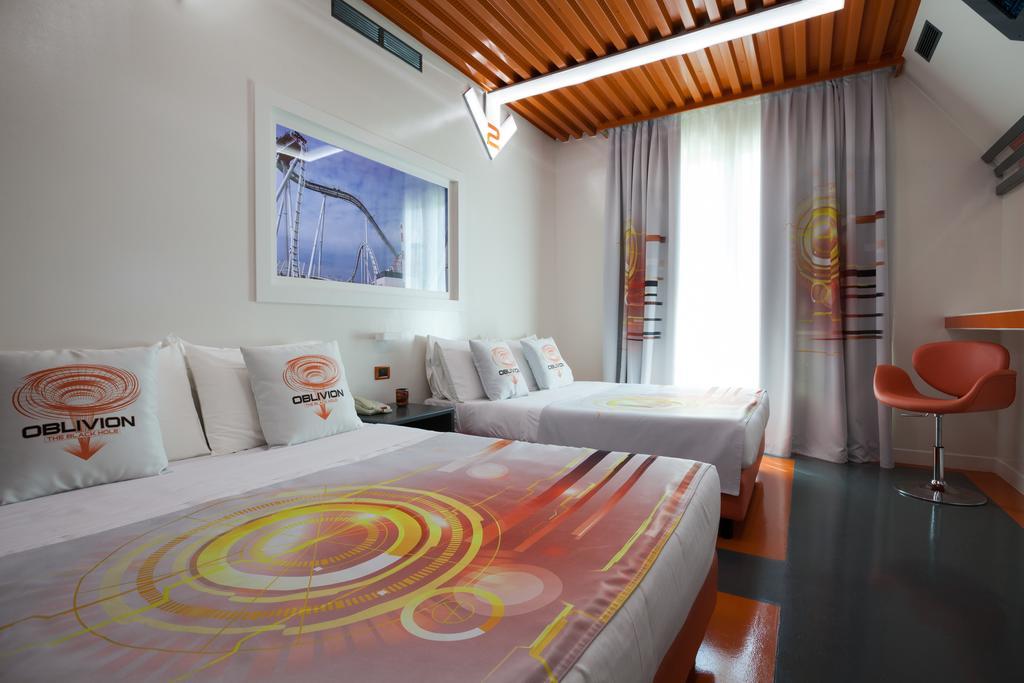 Roulette Themed Room B,696892506:JPEG